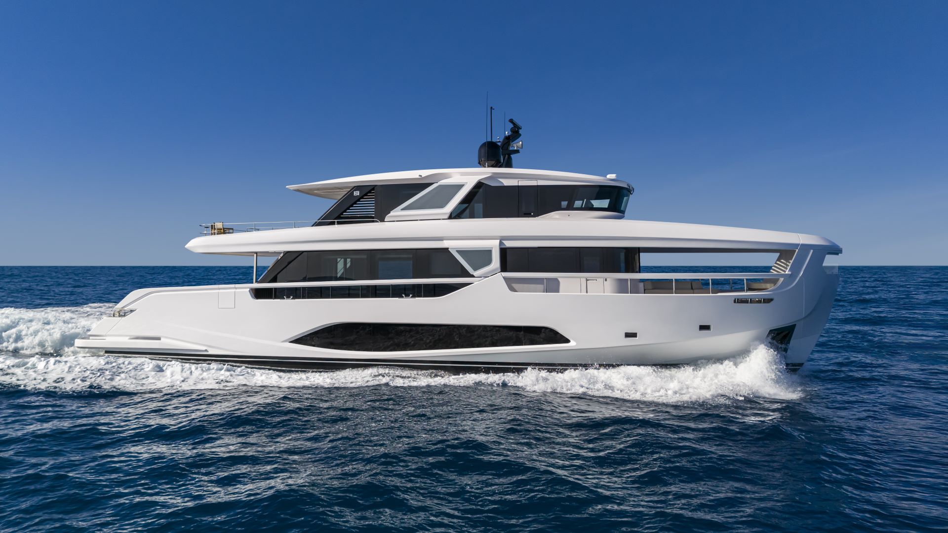 Ferreti-Yachts INFYNITO 90 plovidba