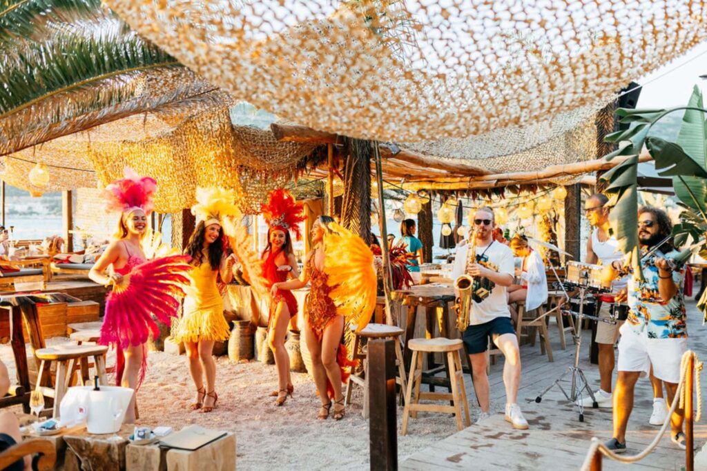 DJ i plesačice u coral beach clubu