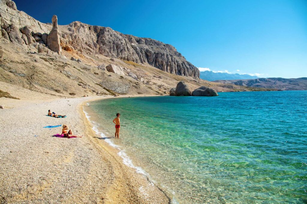 Plaža Beritnica i stijena Stogaj na Pagu.