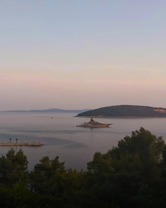 📍 Spotted in Split: 95.2 m WHISPER (ex-Kismet), one of the most iconic Lürssen builds out there. New name, new owner, same unmistakable presence. 👀

Stay tuned for more standout arrivals this season. #YachtsCroatia